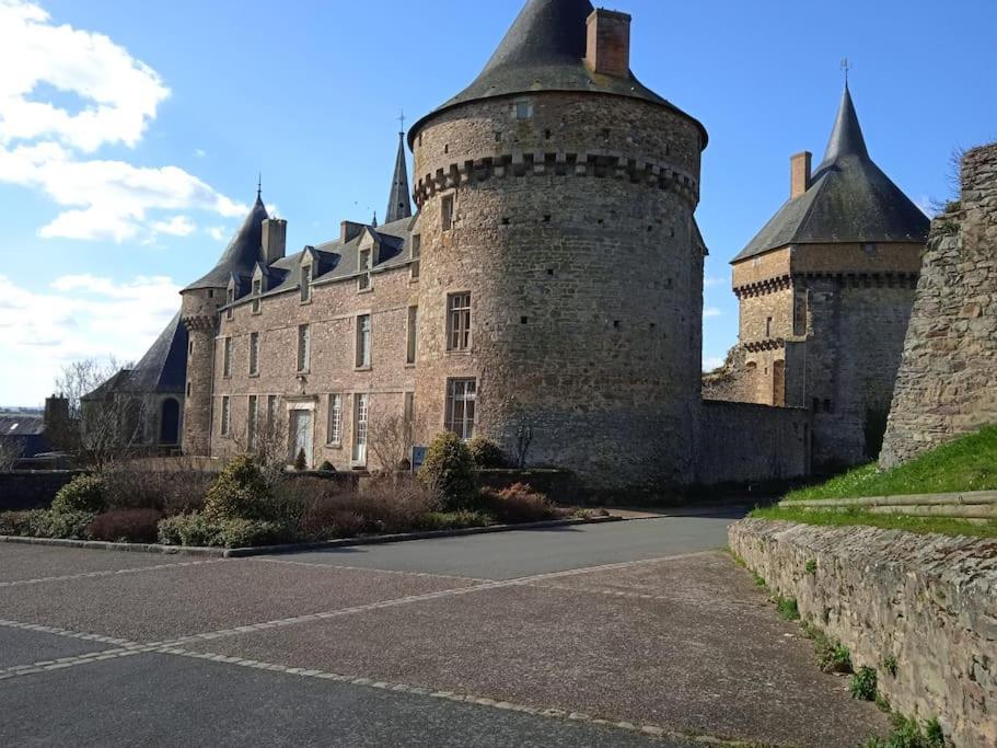 Charming Detached 2 Bedroom Ancient House In Medieval Quarter Of A Small Town In The Pays De La Loire, France Sillé-le-Guillaume Εξωτερικό φωτογραφία