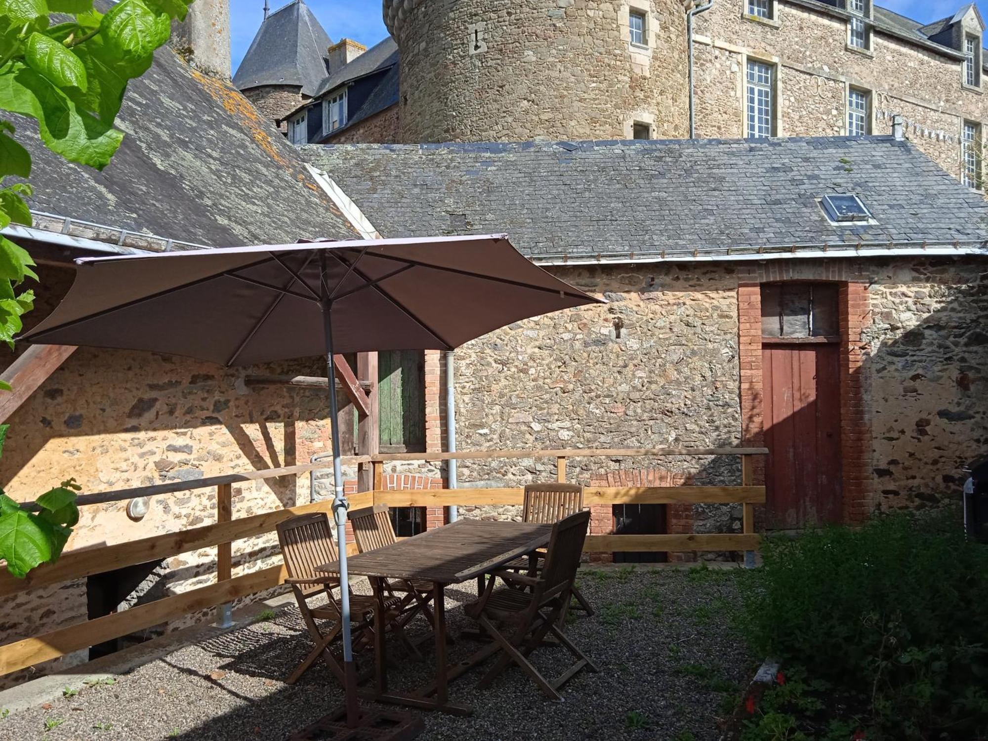 Charming Detached 2 Bedroom Ancient House In Medieval Quarter Of A Small Town In The Pays De La Loire, France Sillé-le-Guillaume Εξωτερικό φωτογραφία
